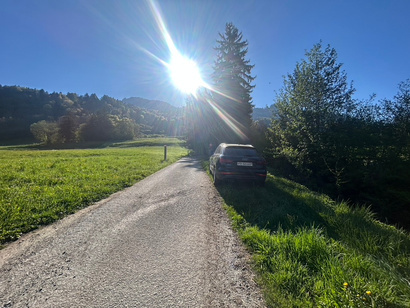 Parking au bord de la route avant la barrière